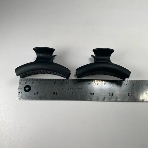 Two black mini claw clips❣️ - Picture 2 of 3